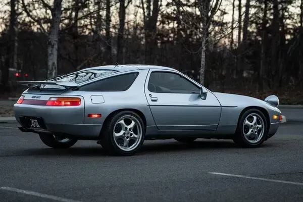 Lateral Porsche 928 GTS 1994 Plateado