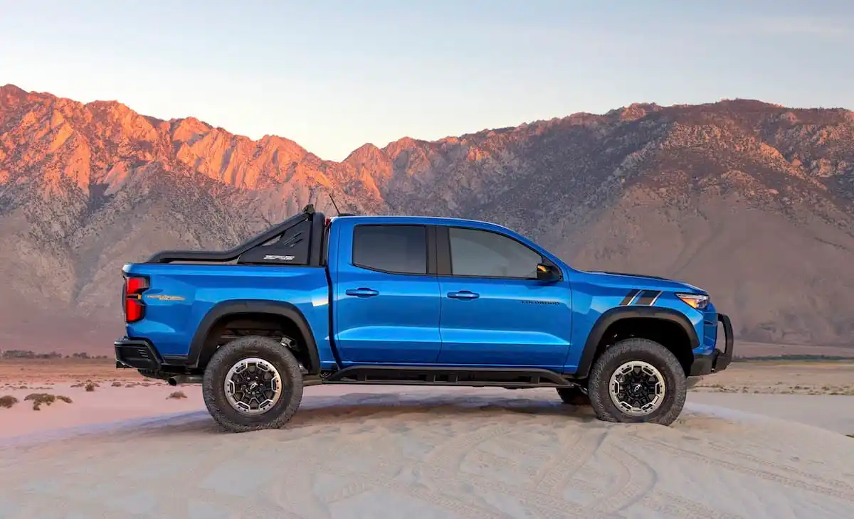 Lateral Chevrolet Colorado ZR2 Desert Boss 2023 Azul