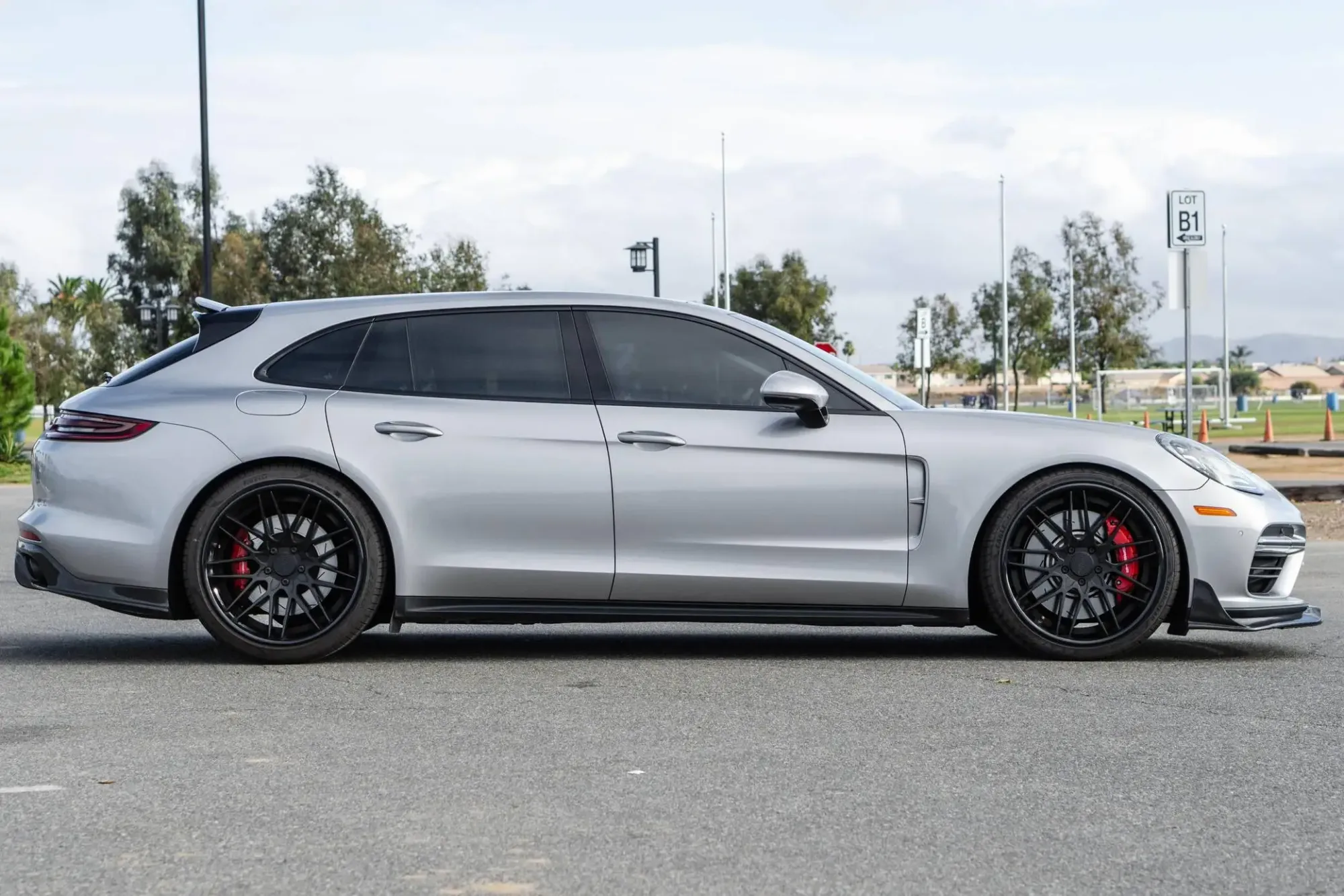 Lateral Porsche Panamera Turbo Sport Turismo Plateado