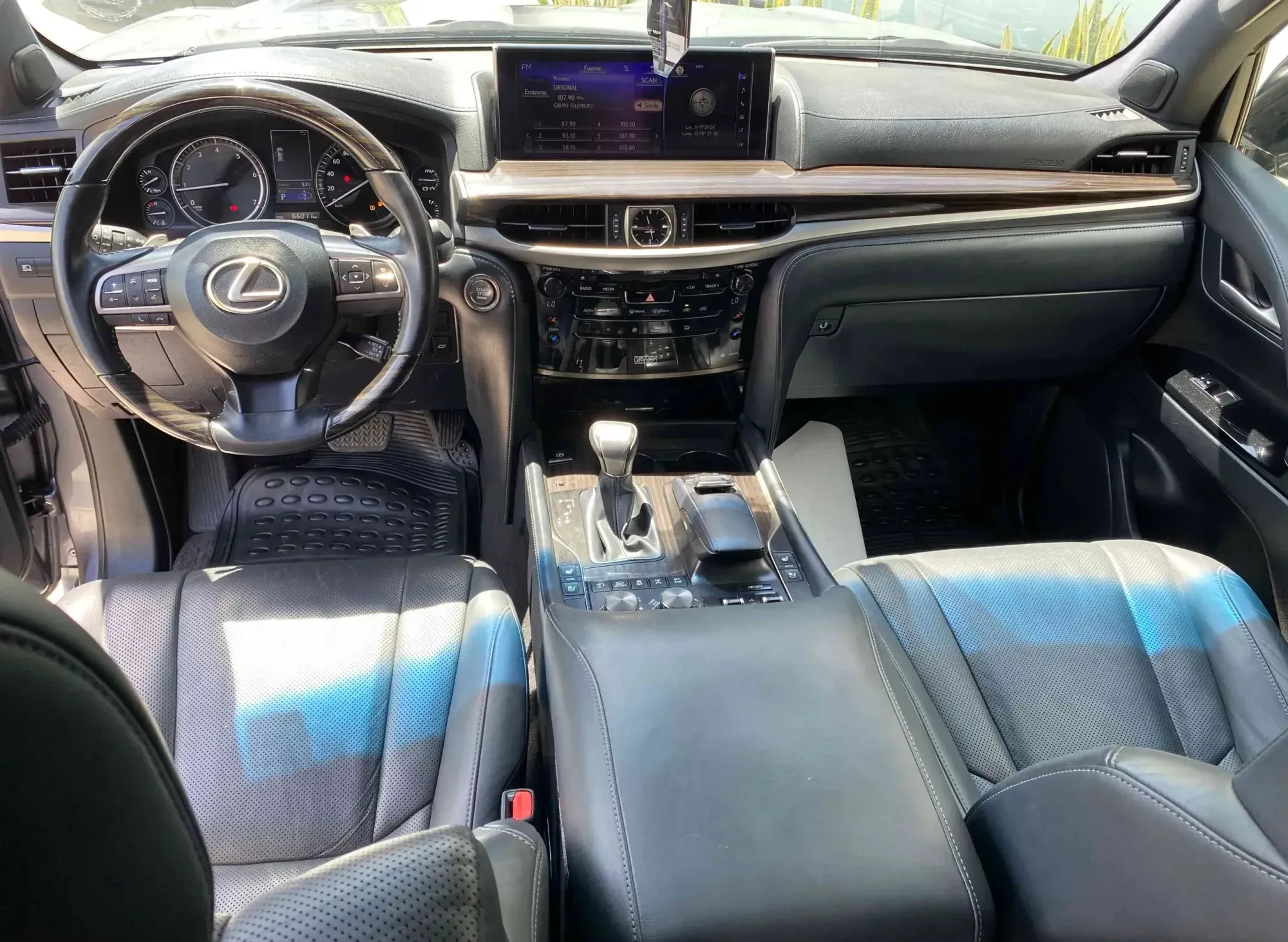 Interior Lexus LX 570 2019