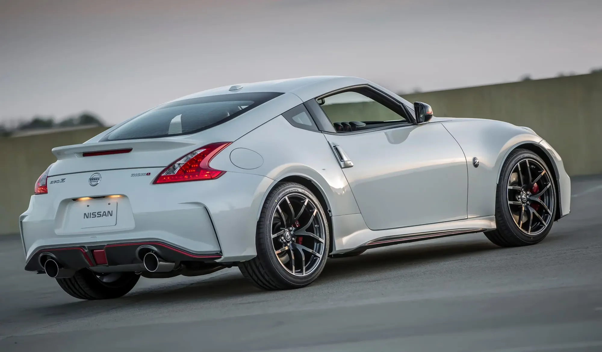 Lateral Nissan 370Z Nismo 2019 Blanco