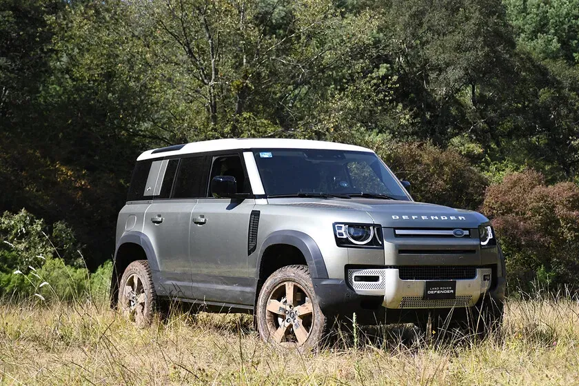 Land Rover Defender modelo 2020 Plateado