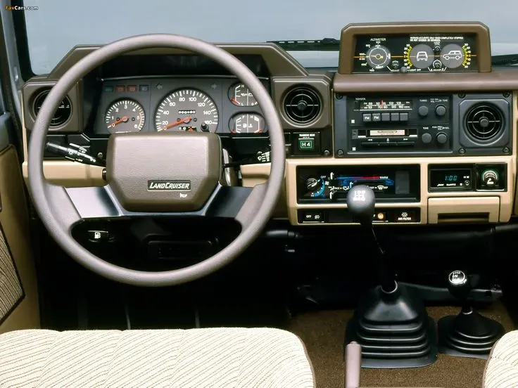 Interior Toyota Land Cruiser de los 90