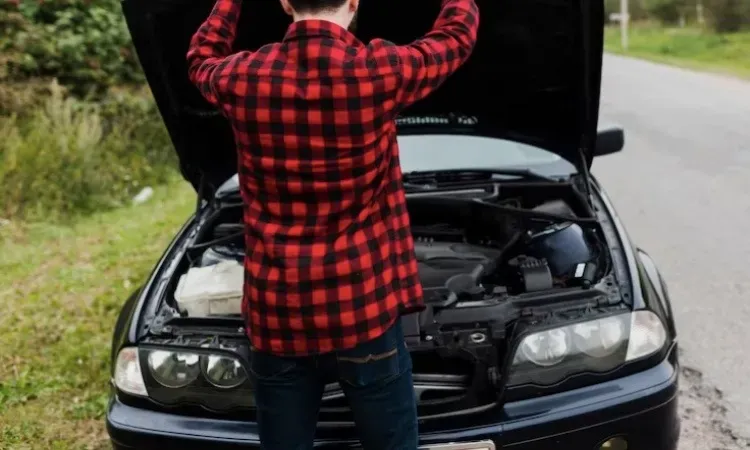 Persona abriendo capo de auto