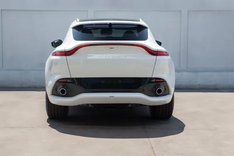 Parte Trasera Aston Martin DBX 2021 Blanco