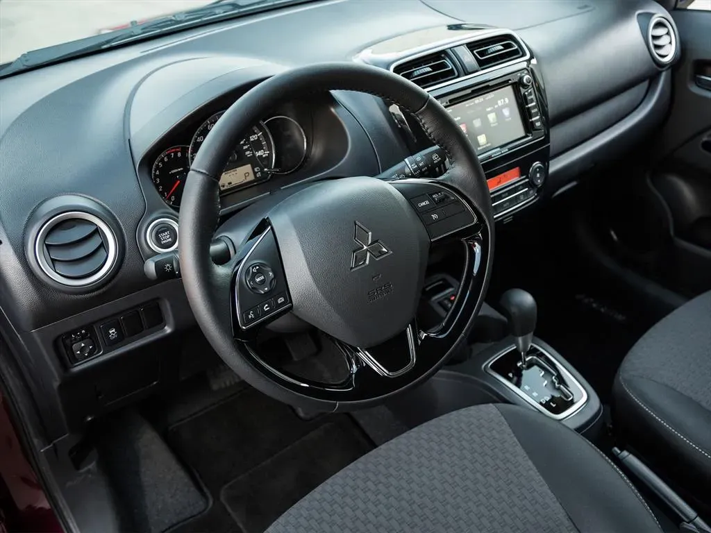 Interior Mitsubishi Mirage 2017