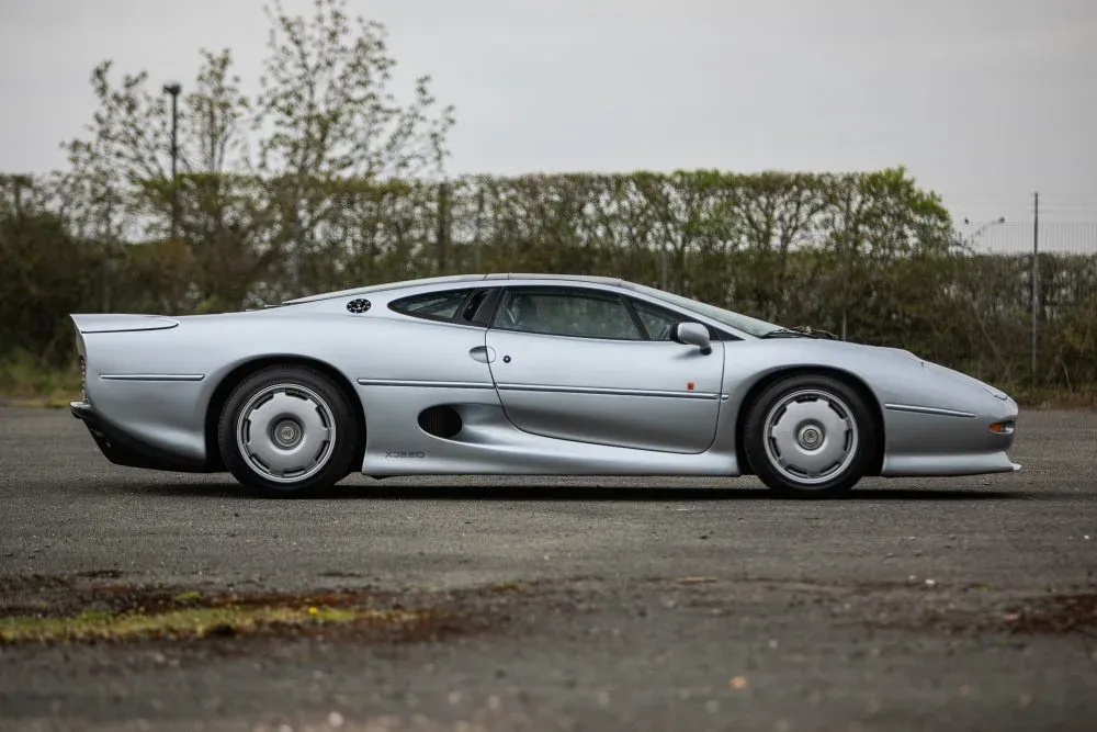 Lateral Jaguar XJ220 1994 Plateado