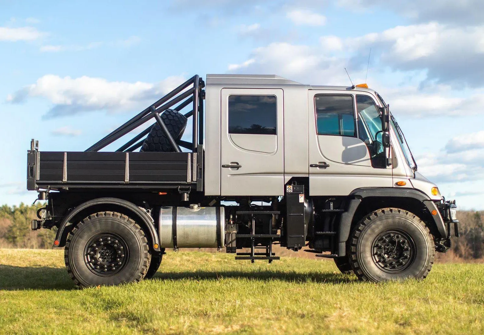 Lateral Mercedes-Benz Unimog 2004 Gris