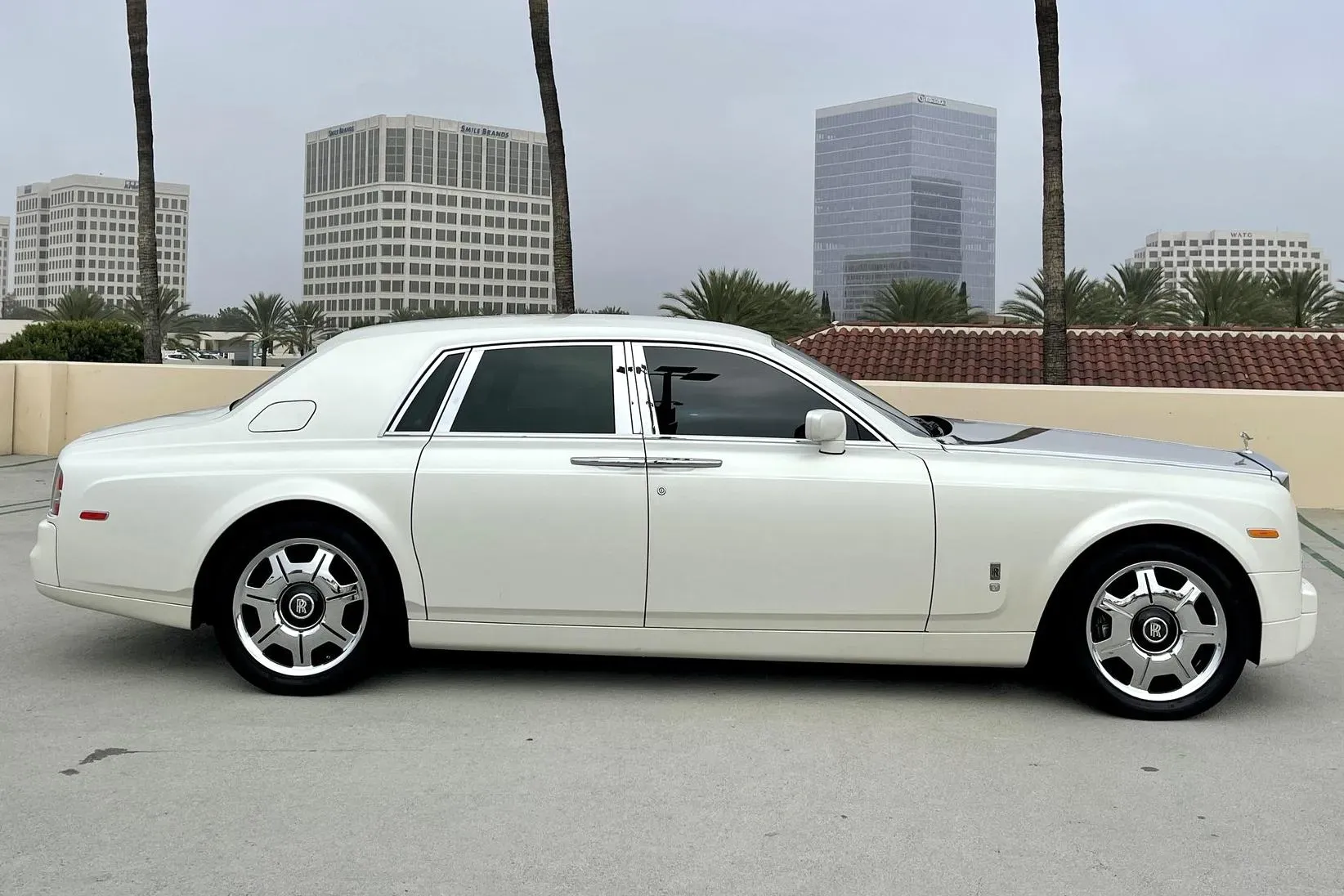 Lateral Rolls-Royce Phantom 2004 Blanco