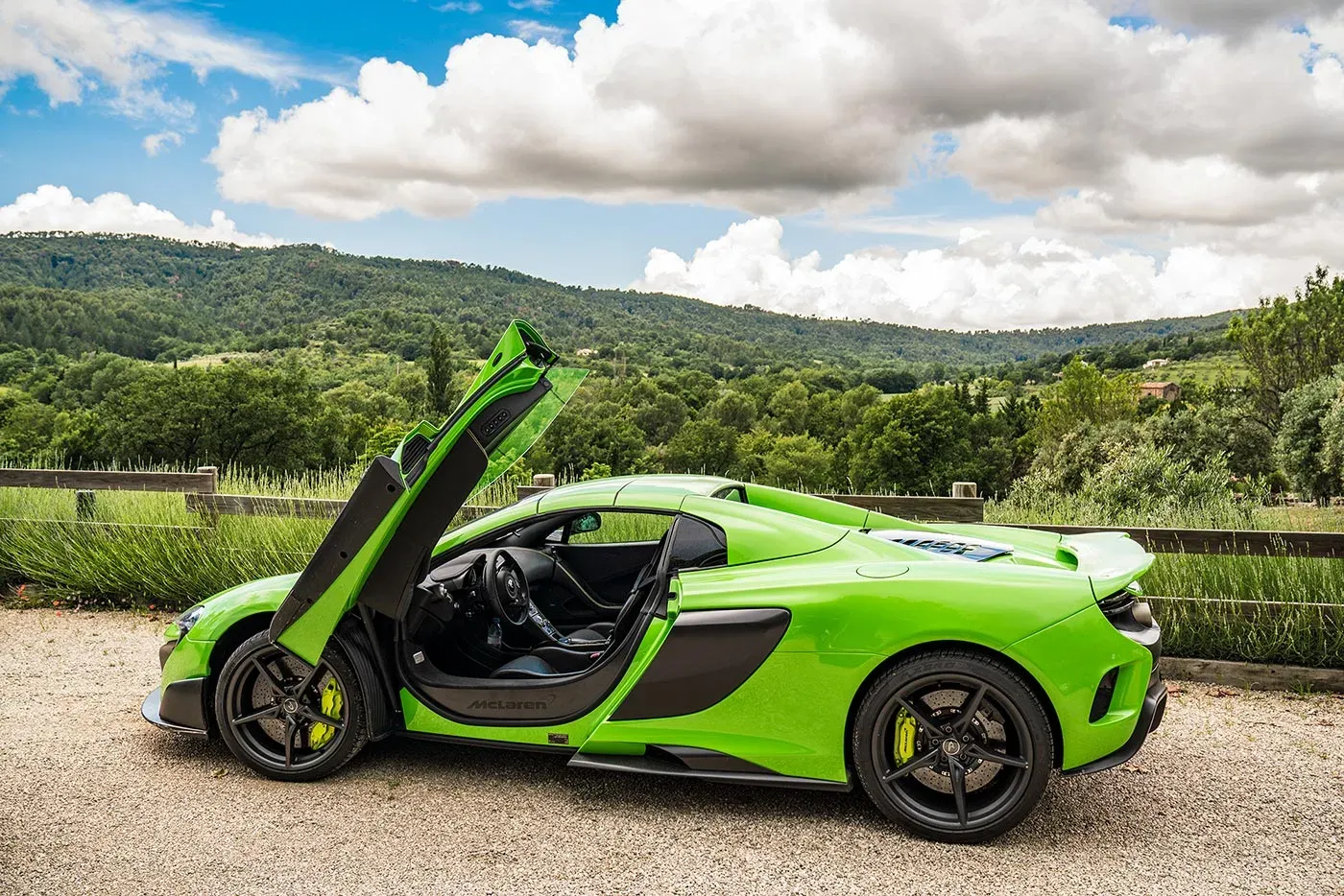 Lateral Puertas Abiertas McLaren 675LT Verde