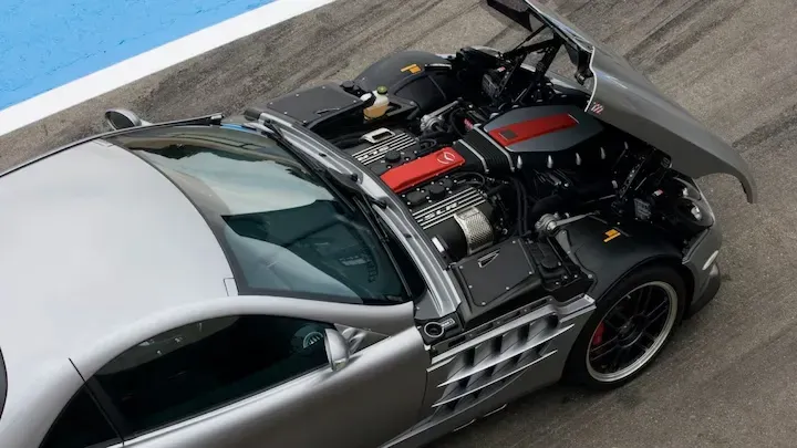 Motor Mercedes-McLaren SLR Plateado