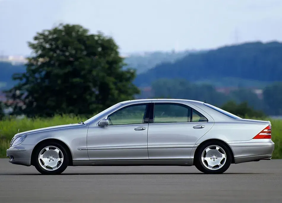 Lateral Mercedes-Benz S600 (W220) Plateado