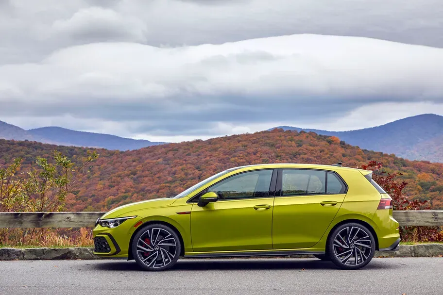 Lateral Volkswagen GTI 2022 Verde