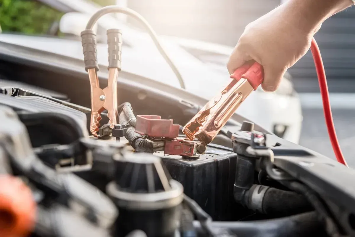 Técnica de arranque con cables puente de batería en auto