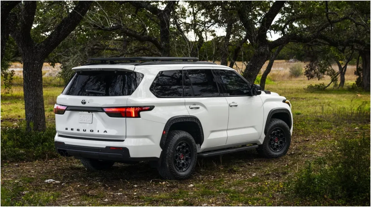 Parte Trasera Toyota Sequoia TRD Pro 2024 Blanco