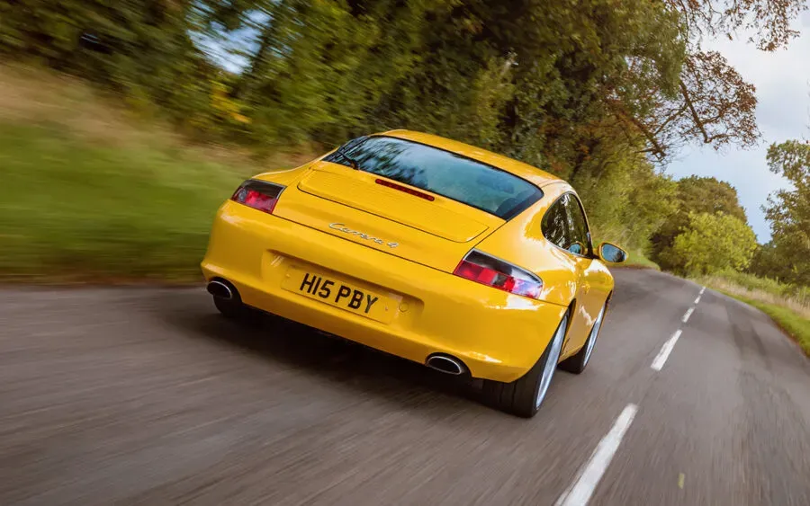 Parte Trasera Porsche 911 (996) Amarillo