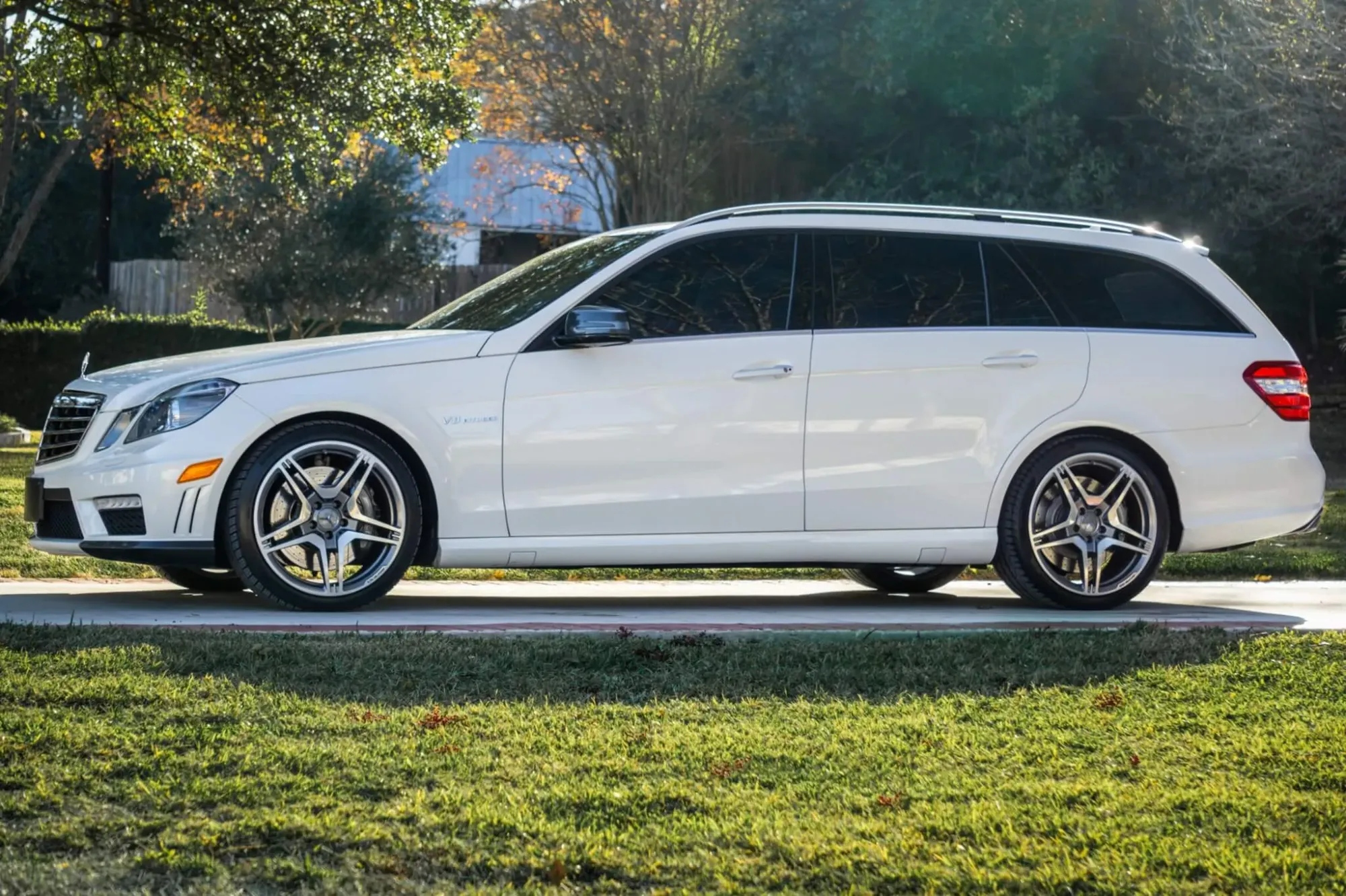 Lateral Mercedes-Benz E63 AMG Wagon 2012 Blanco