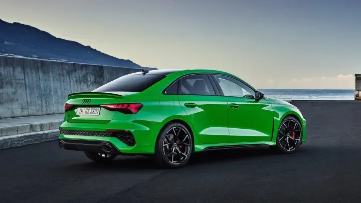 Lateral Audi RS3 2022 Verde