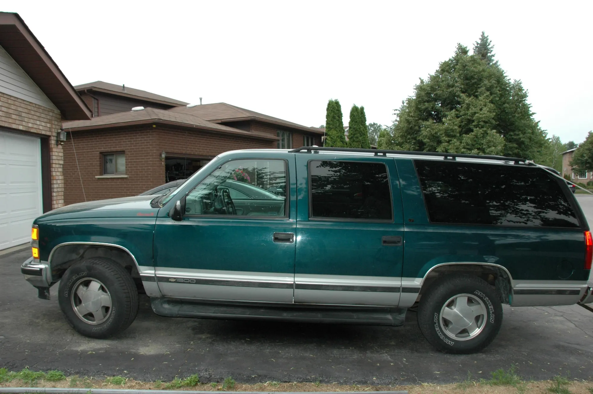 Lateral Chevrolet Suburban 1996 Verde