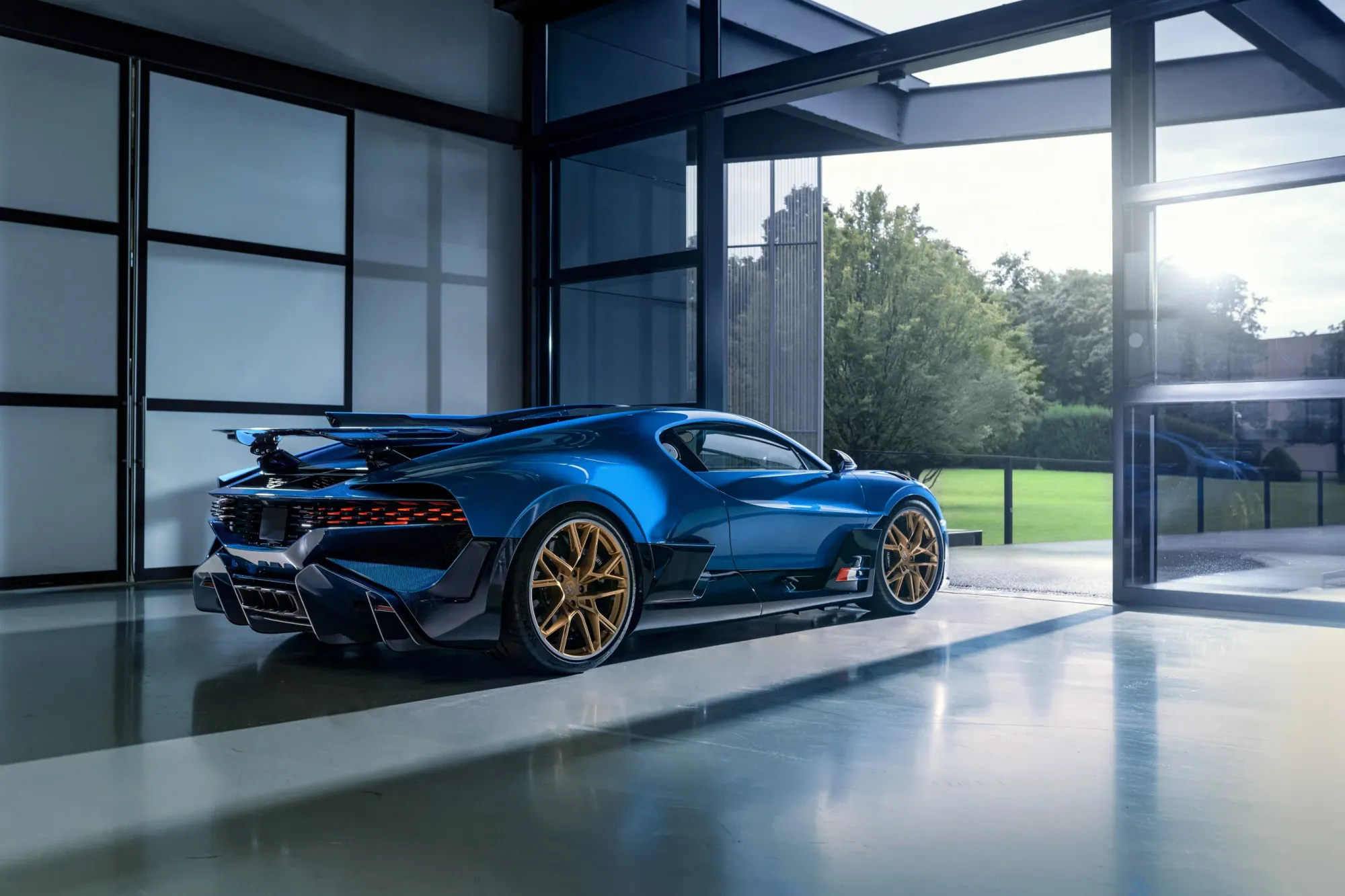 Lateral Bugatti Divo 2020 Azul