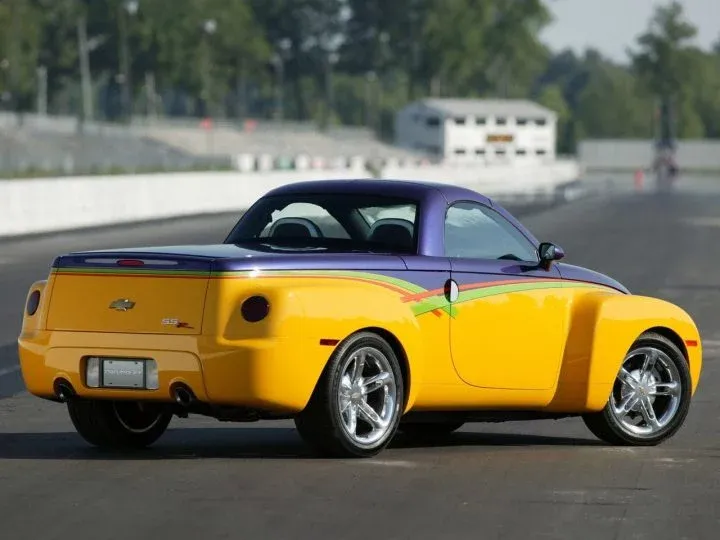 Parte Trasera Chevrolet SSR Amarillo y Morado