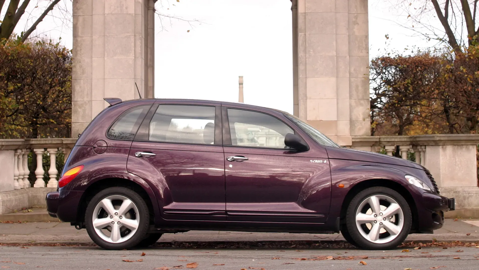 Lateral Chrysler PT Cruiser GT Vinotinto