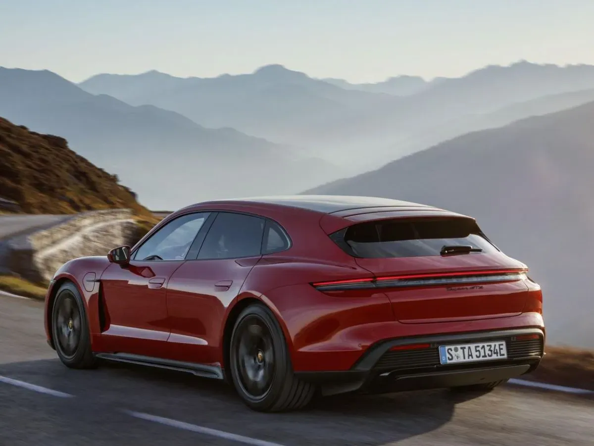 Parte Trasera Porsche Taycan GTS Sport Turismo Rojo