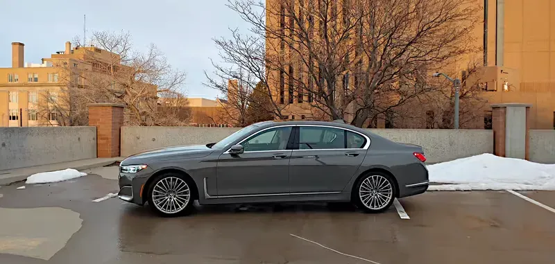 Lateral BMW 7 Series 2020 Gris