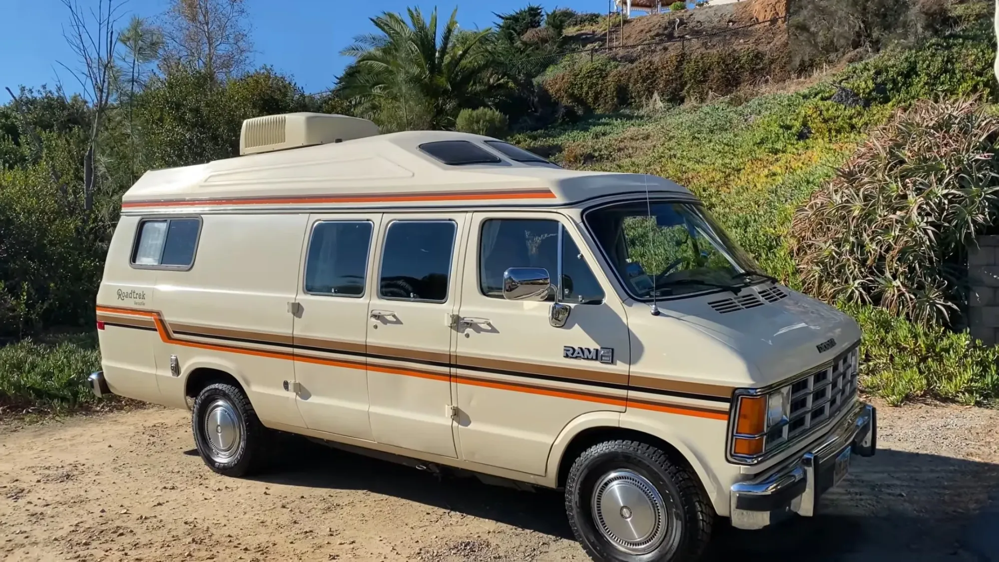 Lateral Dodge B250 Roadtrek de 1987 Crema