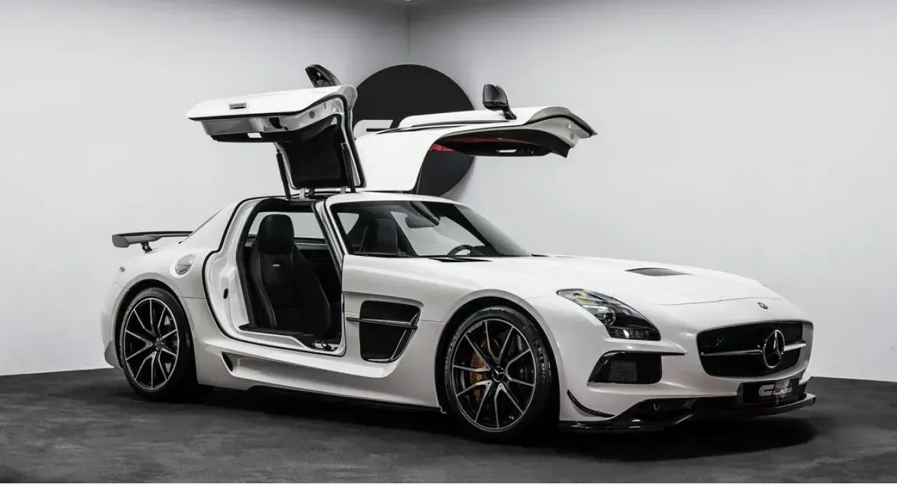 Lateral Puertas Abiertas Mercedes-Benz SLS AMG Black Series 2013 Blanco 