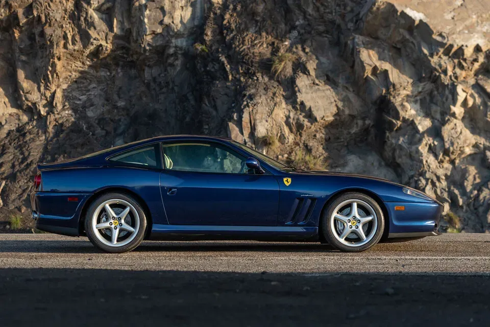 Lateral Ferrari 550 Maranello Azul