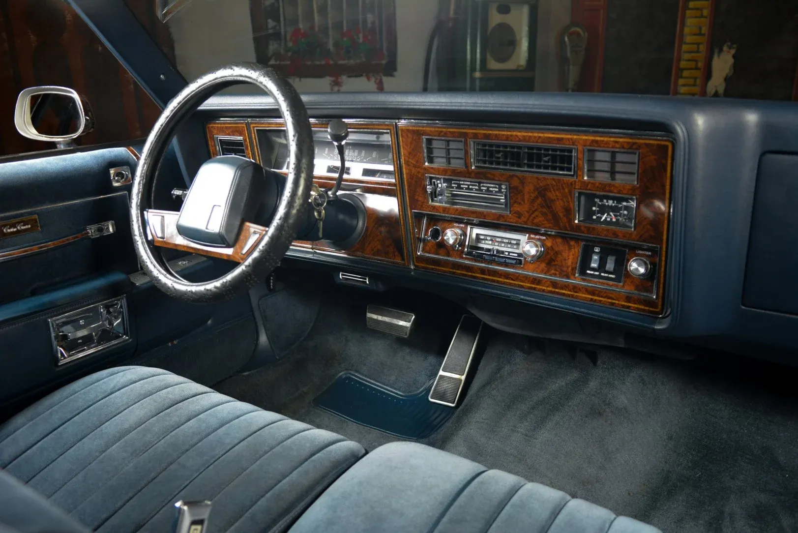 Interior Oldsmobile Custom Cruiser 1985