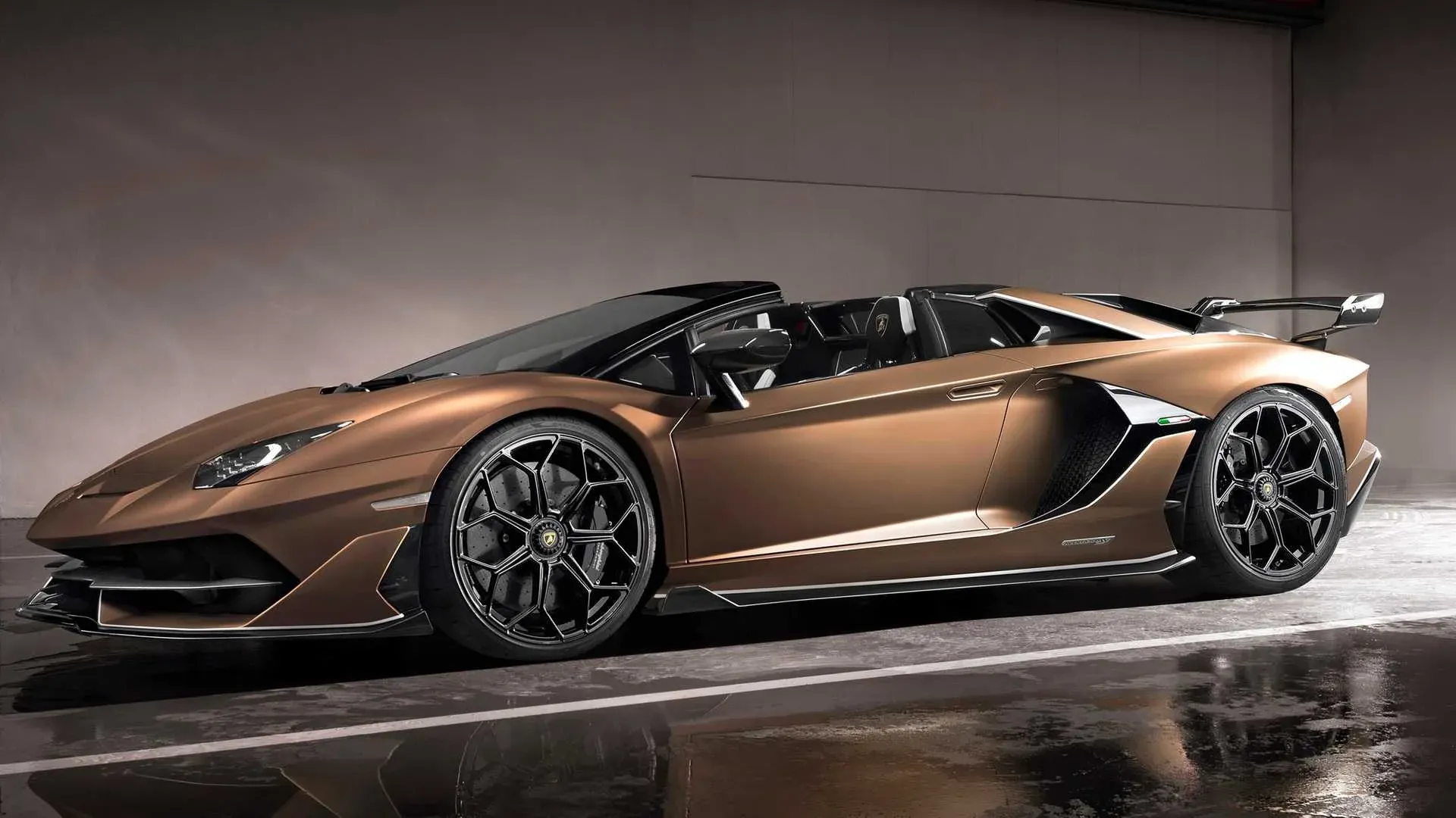 Lateral Lamborghini Aventador SVJ 2019 Nero Oro Elios