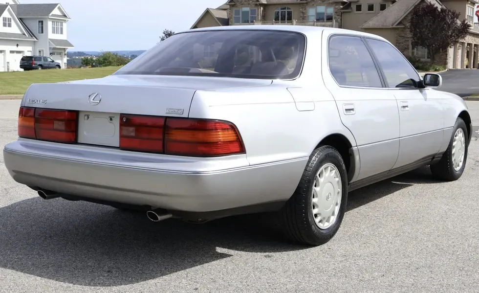 Parte Trasera Lexus LS400 del 1990 Plateado