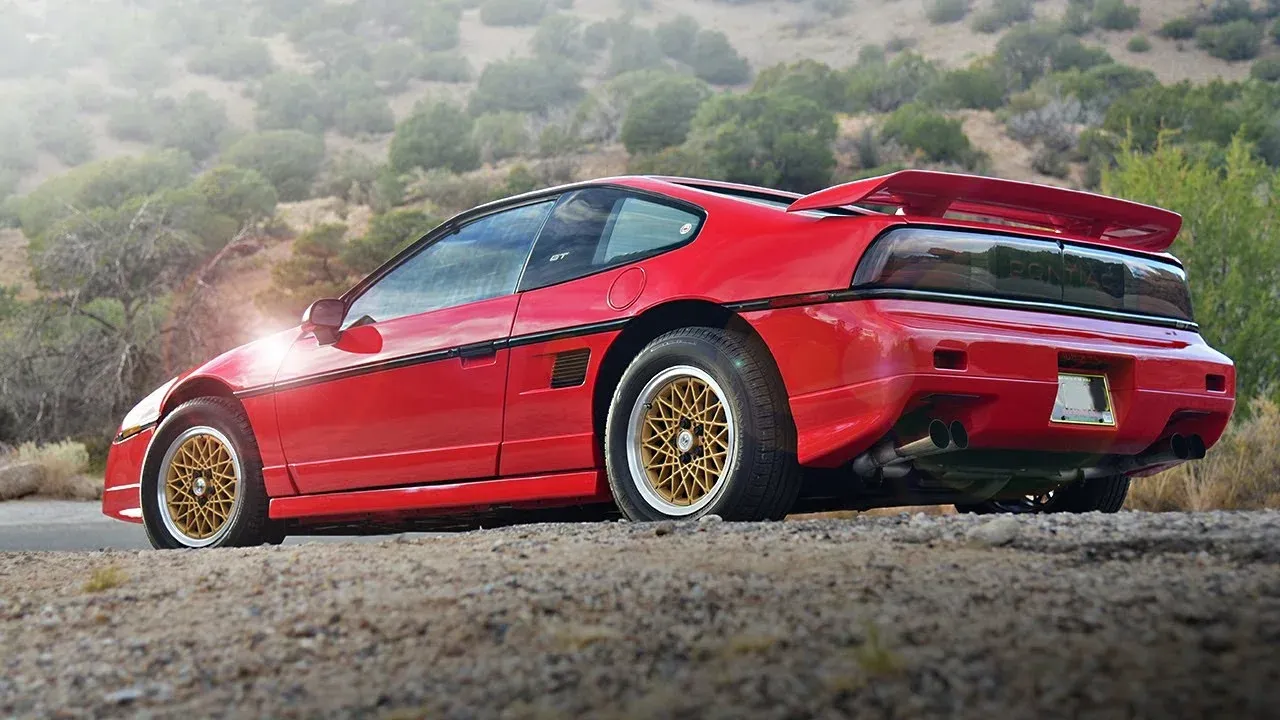 Lateral Pontiac Fiero GT 1987 Rojo