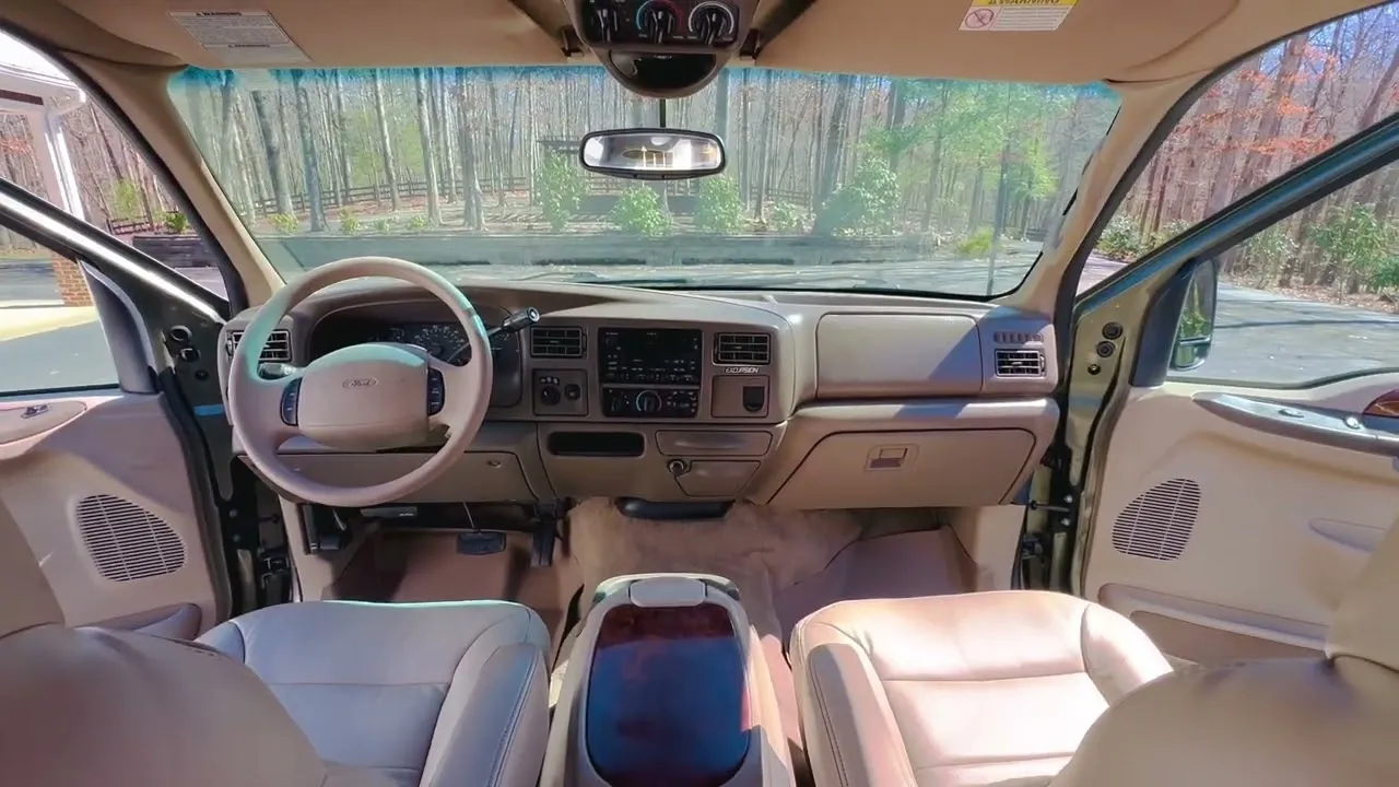 Interior Ford Excursion V10