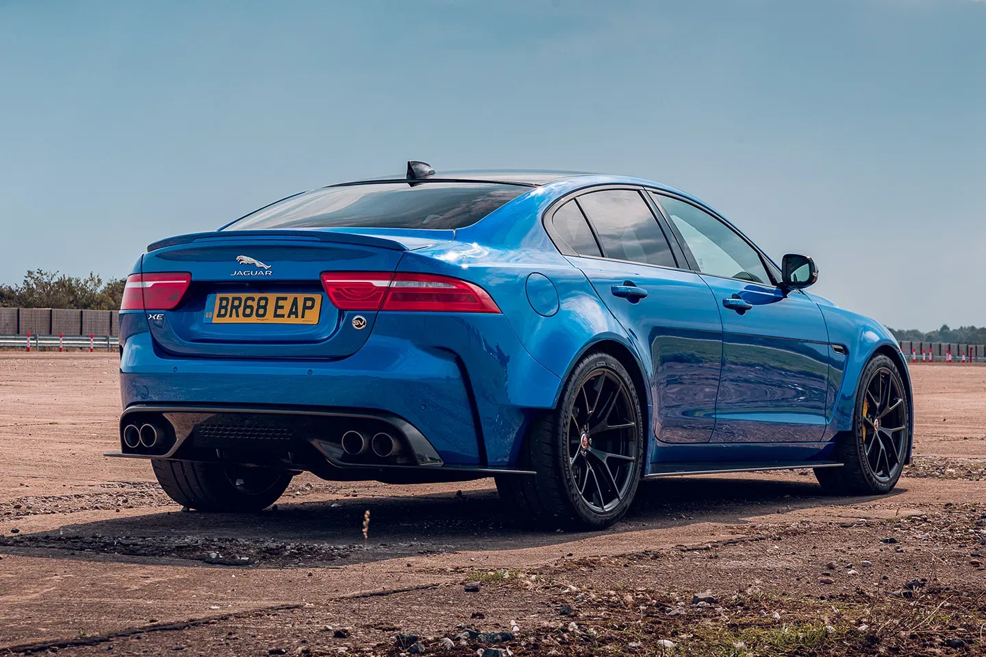 Parte Trasera Jaguar XE SVR Project 8 Azul