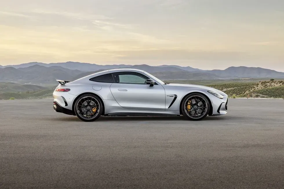 Lateral Mercedes-AMG GTR 2023 Plateado