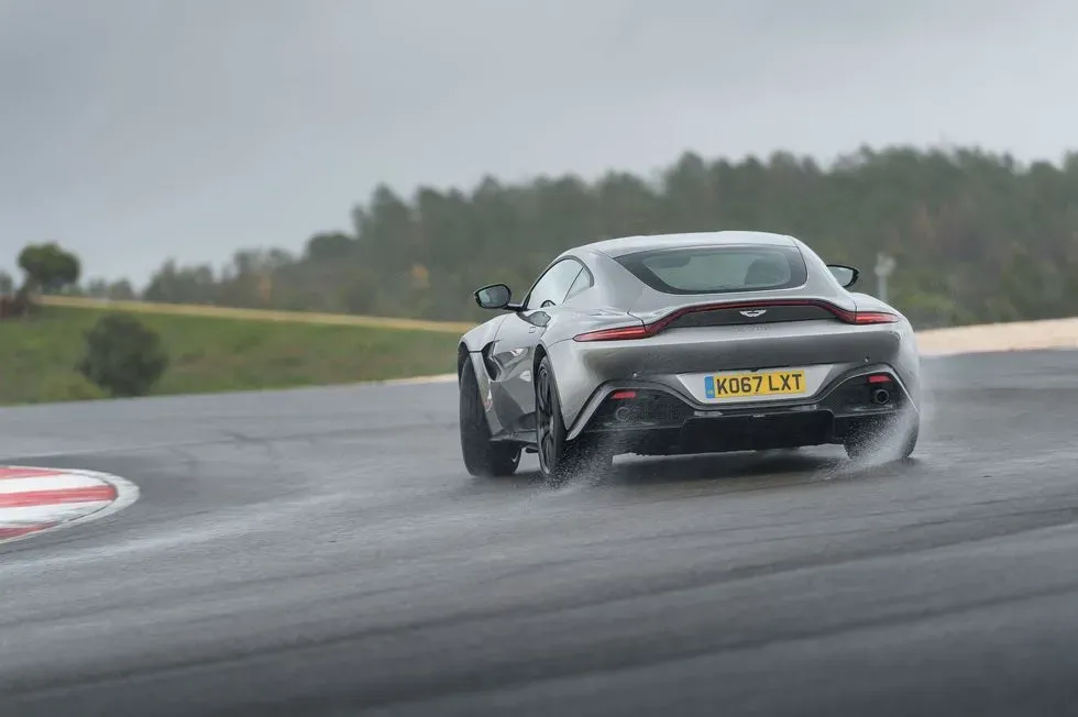 Parte Trasera Aston Martin Vantage 2019 Plateado