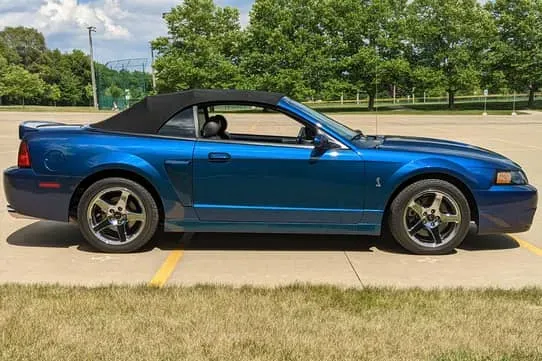 Lateral Ford Mustang SVT Cobra Terminator 2004 Azul