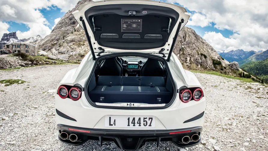 Parte Trasera Maletero Abierto Ferrari GTC4 Lusso Blanco