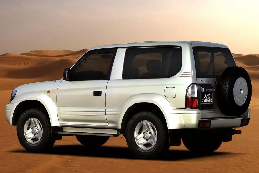 Lateral Toyota Land Cruiser de los 90 Blanco