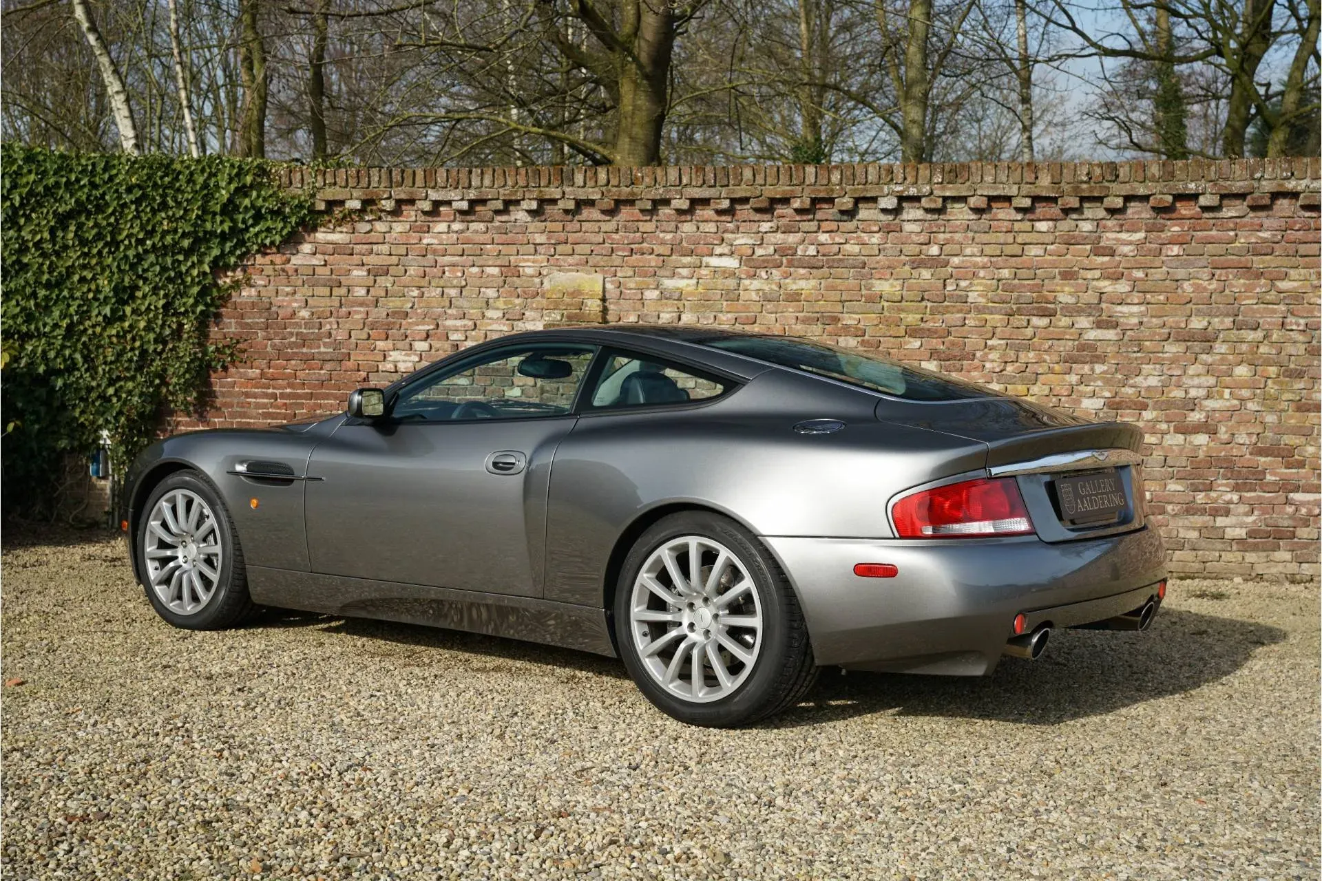 Lateral Aston Martin Vanquish 2003 Plateado