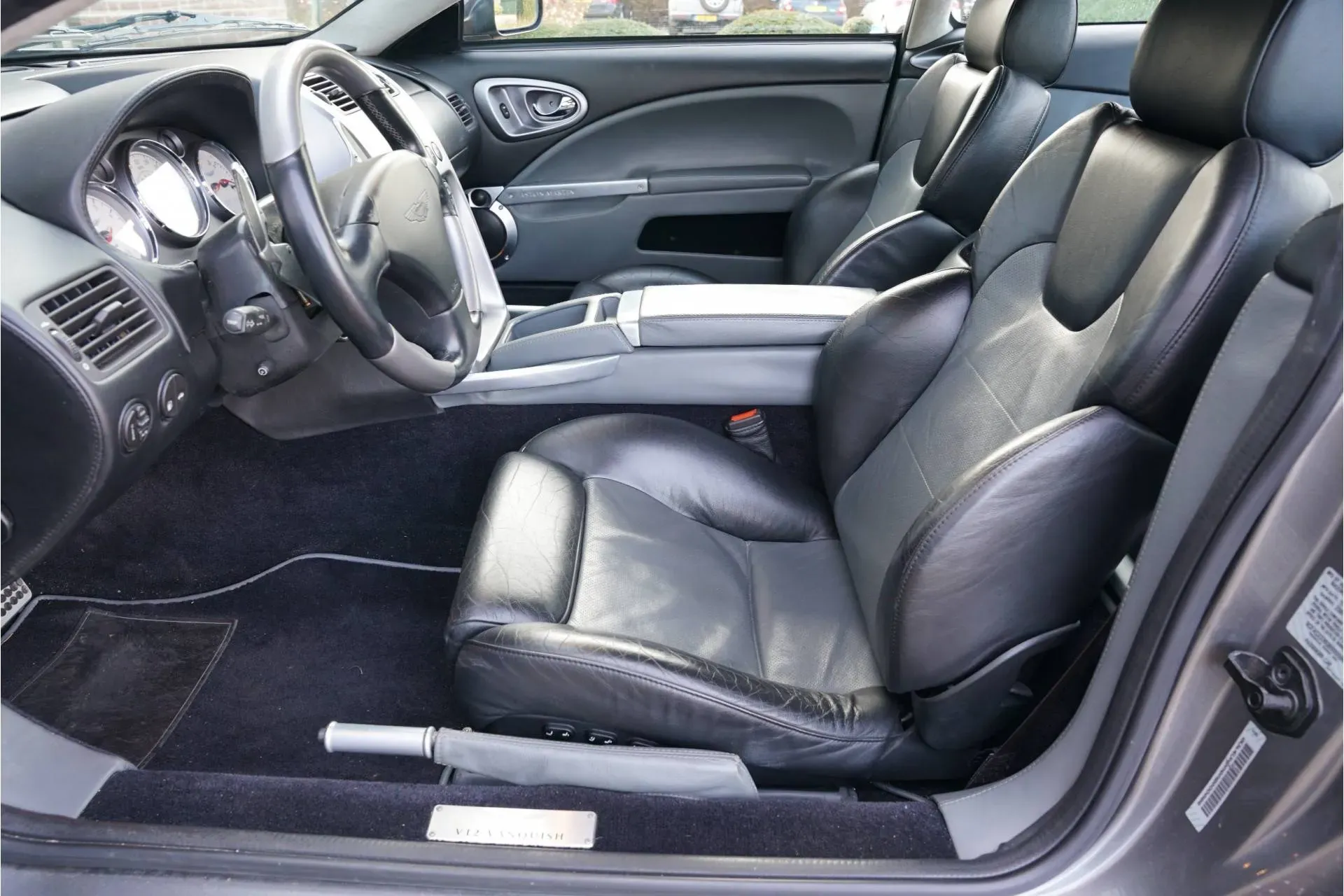 Interior Aston Martin Vanquish 2003