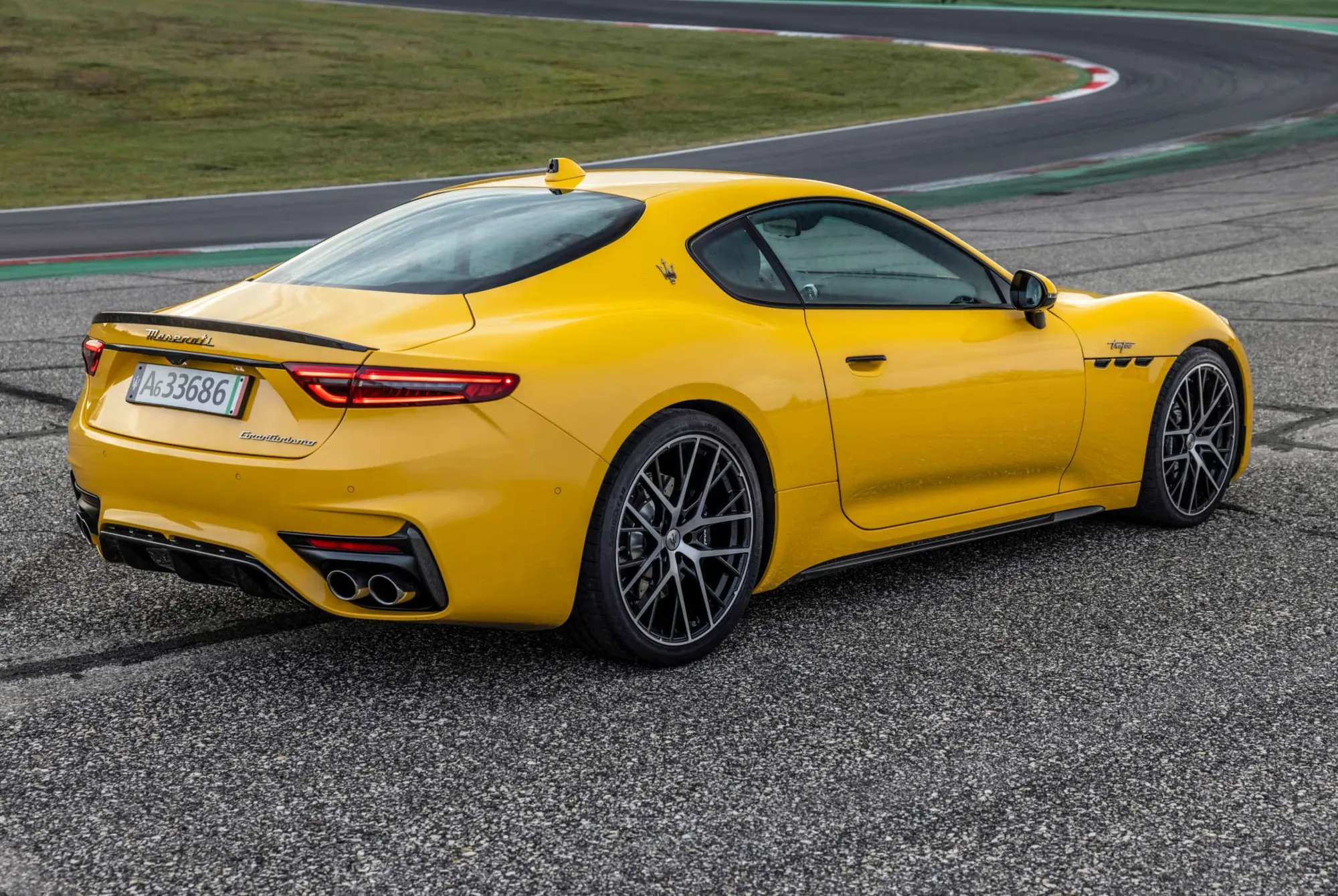 Lateral Motor Maserati GranTurismo 2024 Amarillo