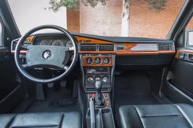 Interior Mercedes-Benz 190E 2.3-16