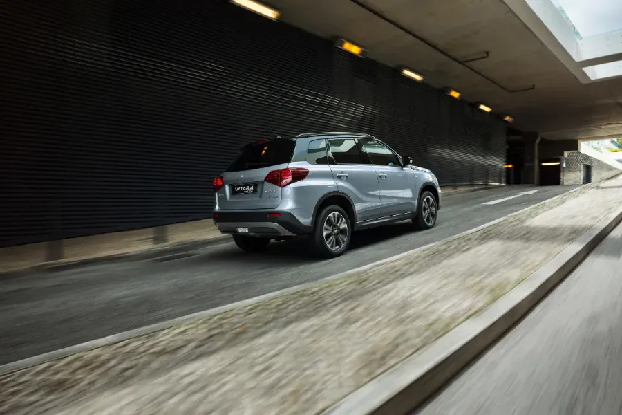 Lateral Suzuki Vitara Hybrid 2023 Celeste