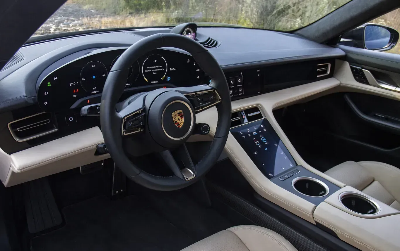 Interior Porsche Taycan Turbo