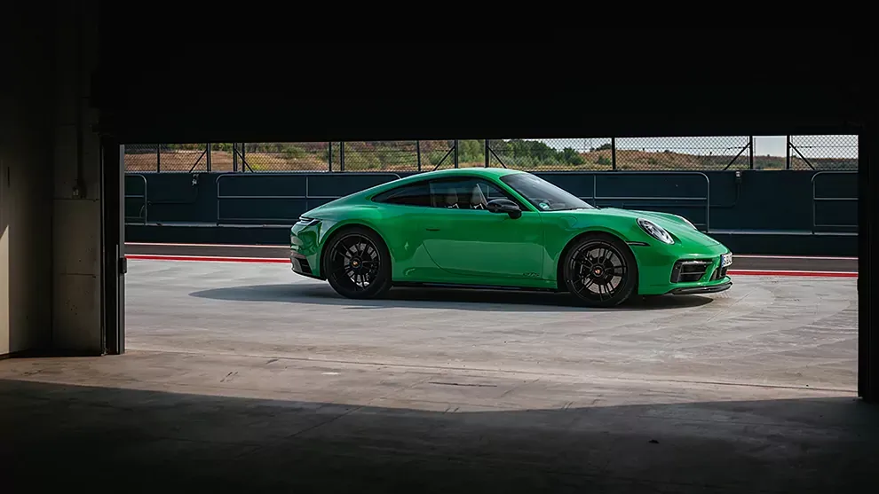 Lateral Porsche 911 GTS 2023 Verde