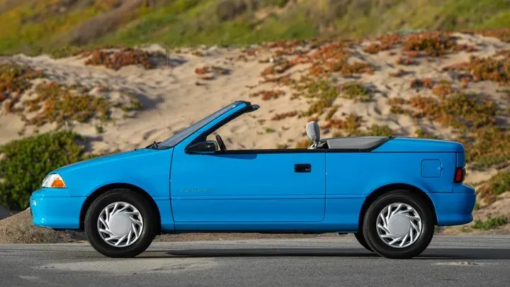 Lateral Geo Metro Convertible de 1992 Azul